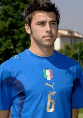 率领球队晋级亚洲杯正赛，新加坡临时主帅加文-李转正