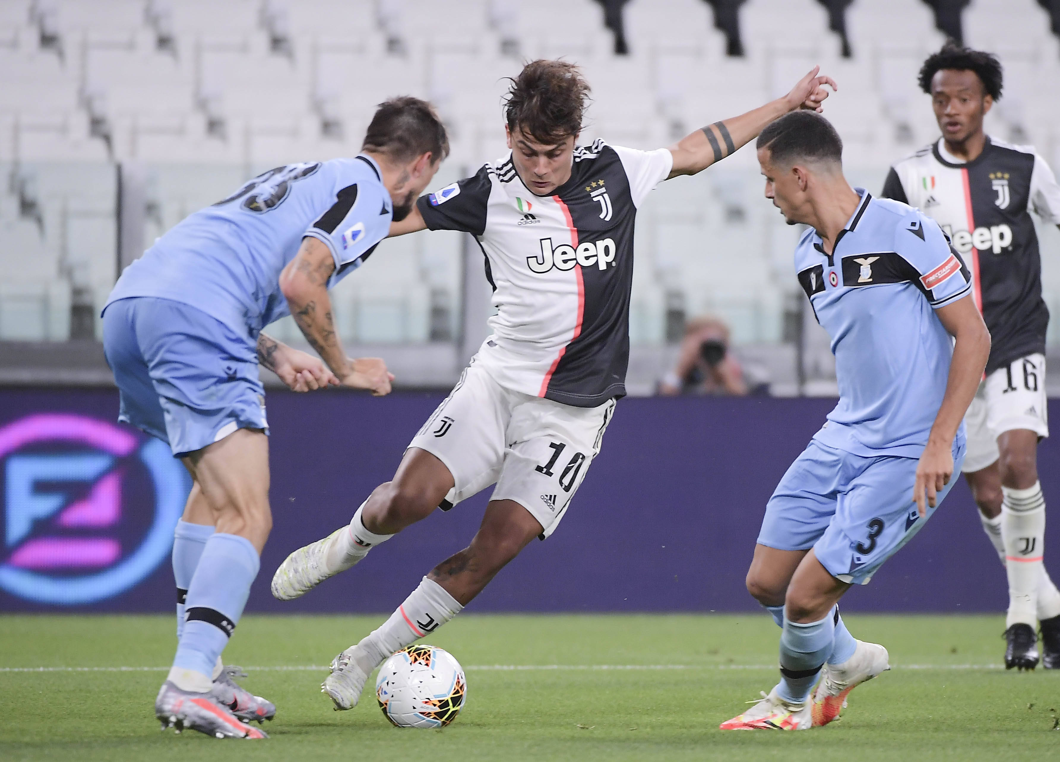 太阳报：英乙球迷在看台上发病，直升机降落在球场里进行急救