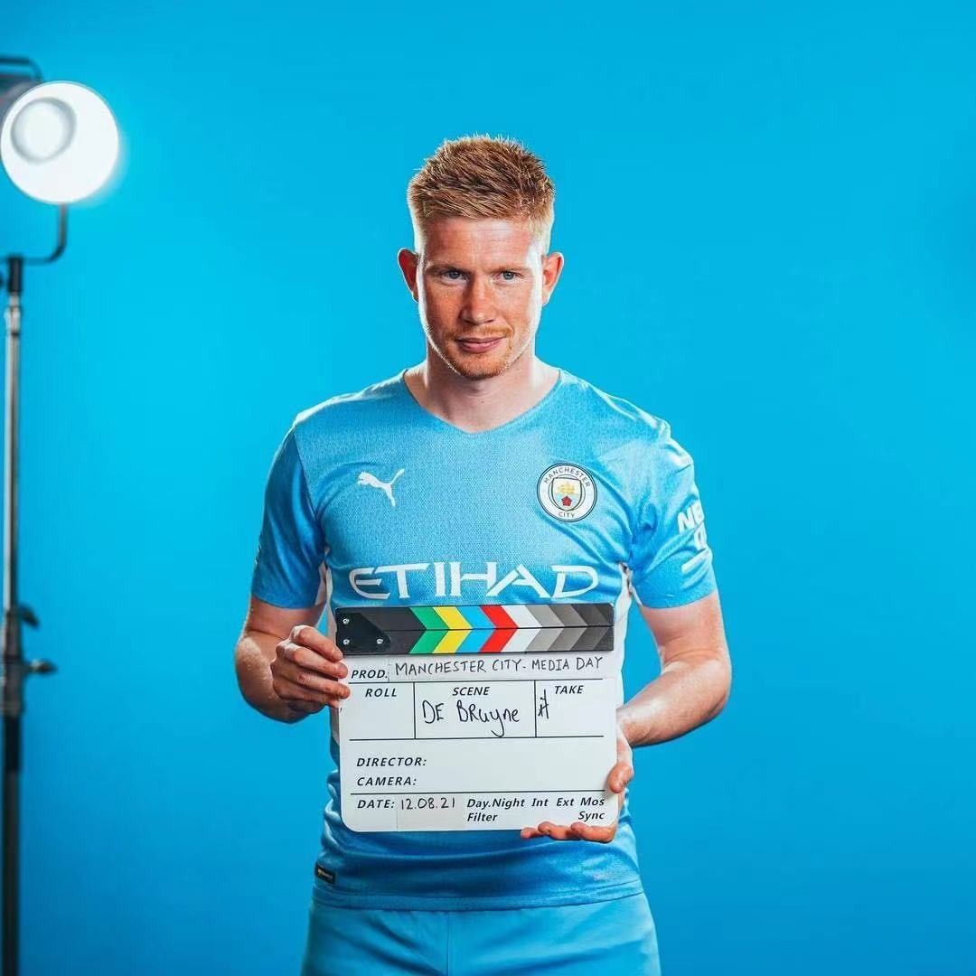 连丢2局！梁靖崑直摇头，孙颖莎耐心给他复盘，王艺迪一旁看热闹